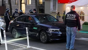 Frau fährt in Gruppe von Demonstranten