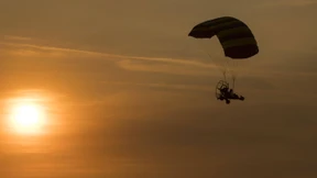 Gleitschirmfliegerin stürzt ab – Polizei löst nächtliche Party im Park auf