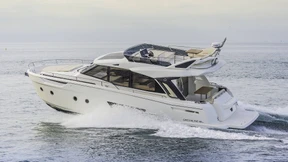 Motorjacht läuft im Rhein auf Grund