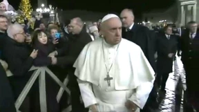 Papst gibt zudringlicher Anhängerin einen Klaps auf die Hand