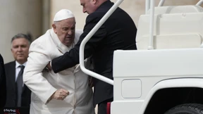 Papst Franziskus mit Lungenentzündung im Krankenhaus