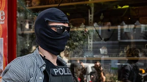 Nehmt ihnen das Geld!