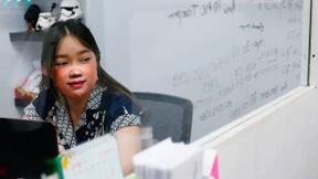 Indonesischer Laden bedruckt Masken mit Gesichtern