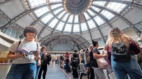 Hier stehen die geduldigen Buchmesse-Besucher