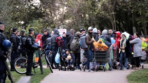 Sicherheitskräfte räumen Lager am Ärmelkanal