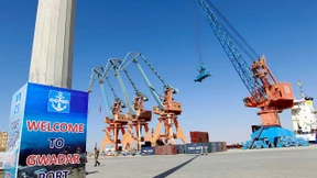 Mit Öltankern und Kriegsschiffen