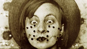 Schwarzweiße Ikonen mit surrealem Witz