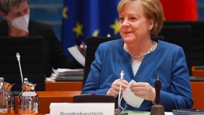 Vor einem Scherbenhaufen