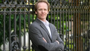 Geschichtenerzähler mit Stand- und Spielbein