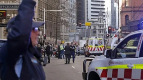 Mann sticht auf Frau in Sydney ein und verfolgt Passanten