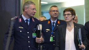 Kramp-Karrenbauer verteidigt Kontrolle eines türkischen Frachtschiffs