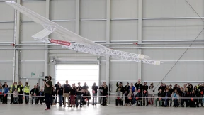 Weltrekord-Flieger aus 70 Quadratmetern Papier