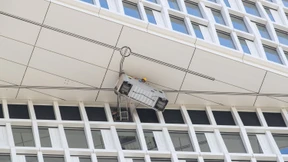 Feuerwehr rettet zwei Arbeiter aus Gondel im 33. Stock