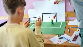 Ein anderer Blick auf Fußbälle, Trikots und Stadien