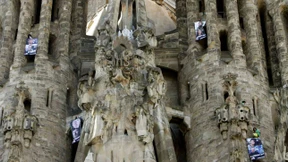 Greenpeace-Kletterer demonstrieren auf Gaudís Sagrada Familia