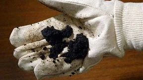 Schmierentheater um schwarzen Sand