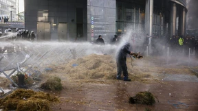 Brennende Barrikaden bei Bauernprotesten in Brüssel