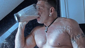 Ein Bodybuilder im Kampf mit sich selbst