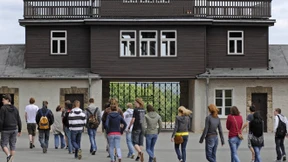 Britische Neonazis zeigen Hitlergruß in Buchenwald