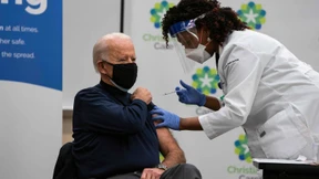 Biden lässt sich impfen