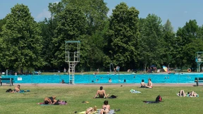 Oben ohne im Freibad