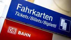 „Wer bei der Stadt schafft mit Elan, fährt kostenfrei mit Bus und Bahn“