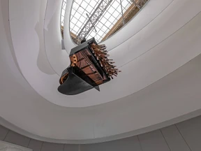 Der Flügel von der Decke