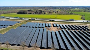 Stromgewinnung neben rasenden Autos