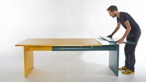 Ein Tisch mit Pipeline aus Papier