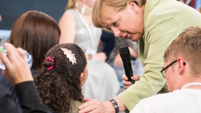 „Merkels Mädchen“ kann vorerst bleiben