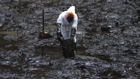 Hunderte Einsatzkräfte kämpfen in Peru gegen die Ölpest