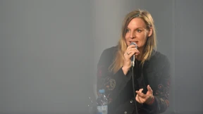 Eine Singer-Songwriter-Autoren-Person mit Hang zur Kürze