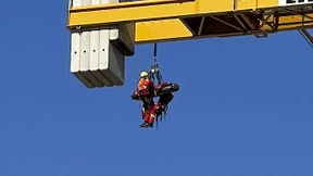 Höhenretter holen kollabierten Kranführer aus der Kanzel