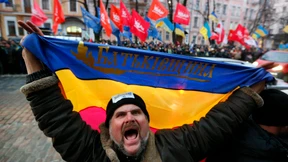 Zehntausende protestieren - EU setzt Gespräche aus