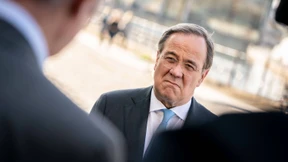 Laschet attackiert Baerbock: „Sie redet, ich handle“