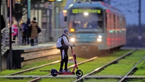 Nachtfahrverbot gegen Leichtsinn auf dem E-Roller?