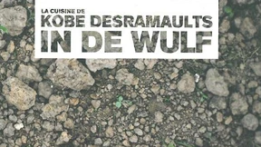 Er zapft die Stämme und zupft die Blätter