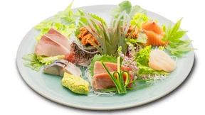 Sashimi, Gyoza und frittierte Butterkrabbe