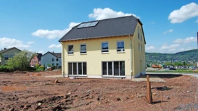 Was beim Hausbau auf fremden Grundstücken zu beachten ist