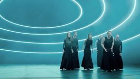 Wie Schwarz aus seinen blutigen Augäpfeln tropfte