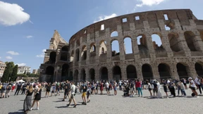 Tourist kratzt Namen seiner Freundin in Wand des Kolosseums