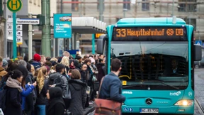 Pendler nehmen Stillstand im Nahverkehr gelassen