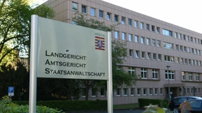 Mann würgt Bruder und verletzt seine Mutter