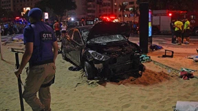 Mann fährt mit Auto in Menschenmenge