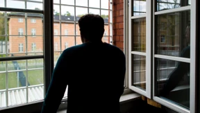 Polizei fahndet nach zwei geflohenen Straftätern