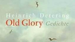 Die Gipfel und hohen Bergflächen im Schnee