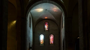 Bunte Glaskunst in schlichter Basilika
