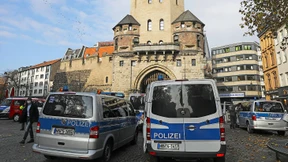 Kölner Polizisten verabschieden Kollegen mit Blaulichtkonvoi