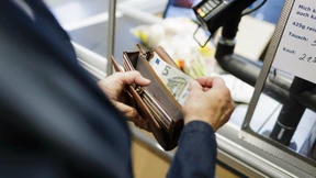 Wie zahlt man schneller, bar oder mit Karte?