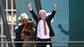 Assange begrüßt mit gereckter Faust die Freiheit